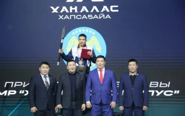 Борца из Хакасии осыпали якутскими бриллиантами