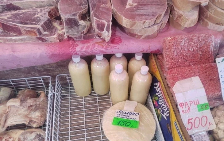 В Якутске на крестьянском рынке продавали замороженное молоко, потроха, полуфабрикаты и другие продукты без документов
