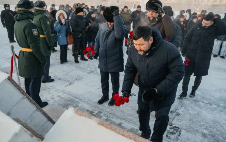 В Якутске возложили цветы в честь города-героя Ленинграда