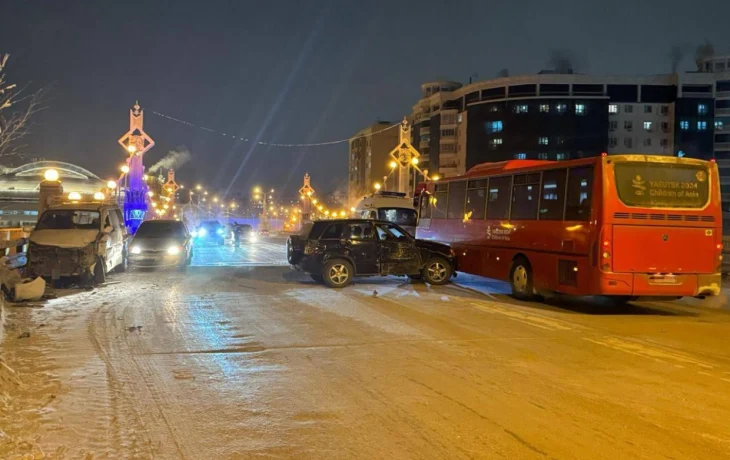 В Якутске произошло массовое ДТП с участием маршрутного автобуса