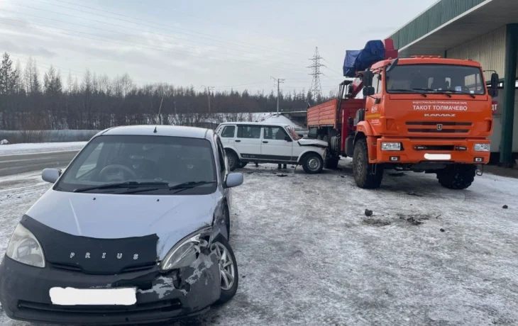 В Нерюнгринском районе "Лада" выехала на встречную полосу, столкнулась с "Тойотой" и врезалась в "Камаз"