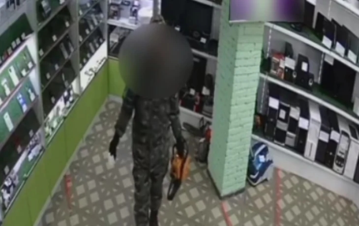 В Якутске мужчина украл бензопилу из комиссионного магазина