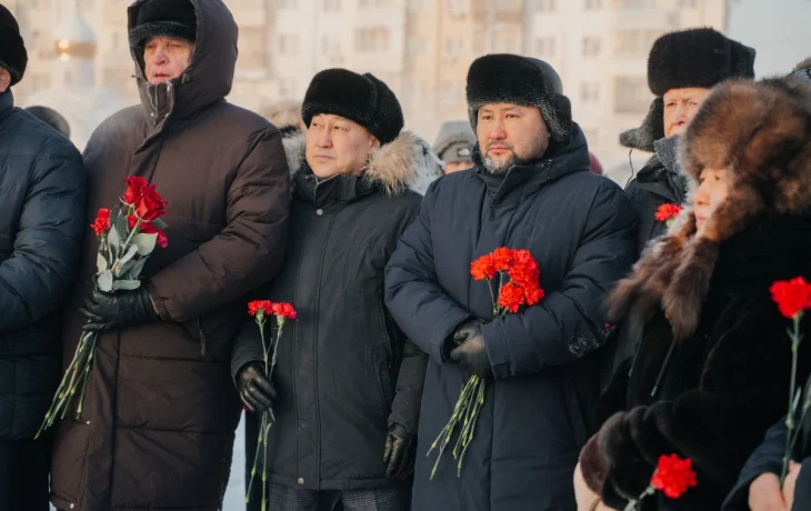 В Якутске возложили цветы в честь города-героя Ленинграда