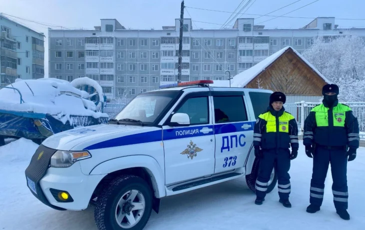 Инспекторы ДПС помогли девушке, чья машина заглохла на трассе в сильные морозы