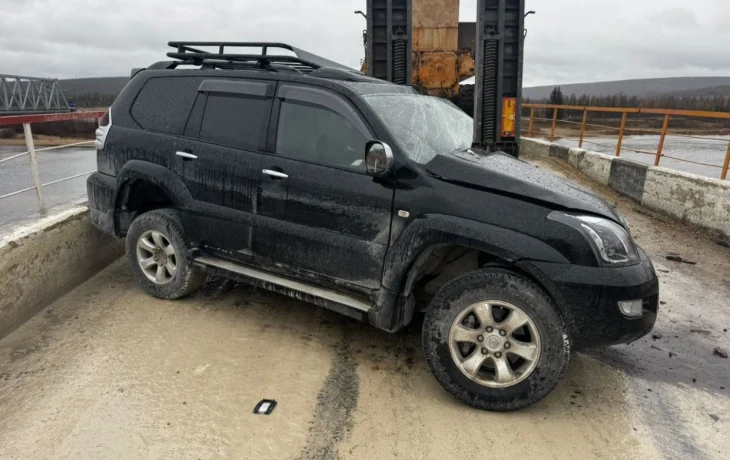 В Алданском районе внедорожник "Тойота Лэнд Крузер Прадо" врезался в большегруз: Пострадал водитель