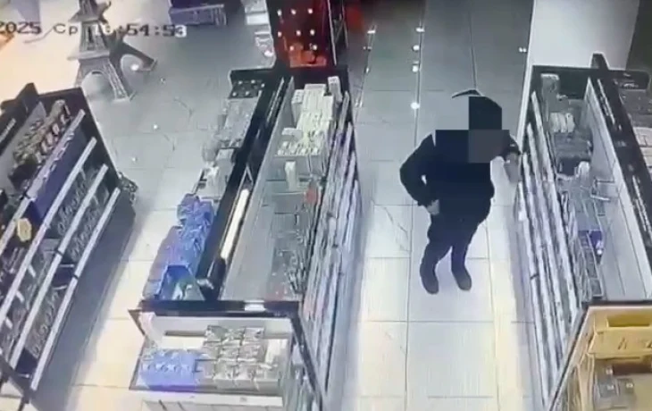 Мужчина украл из магазина два флакона парфюмерной воды