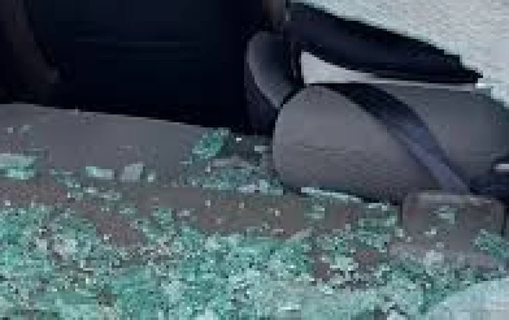 В Якутске мужчина во время разборок с братом разбил заднее стекло чужой машины
