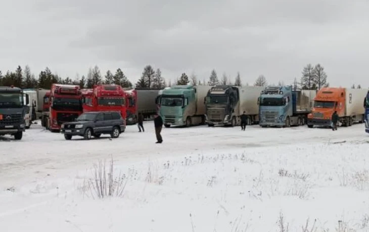 Более 100 единиц грузового транспорта оказались в плену непогоды