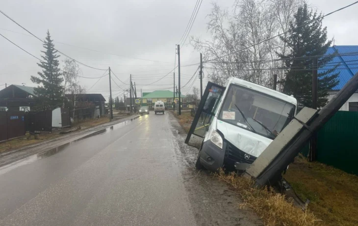 В Нюрбинском улусе маршрутный автобус врезался в столб: 84-летняя пассажирка получила переломы