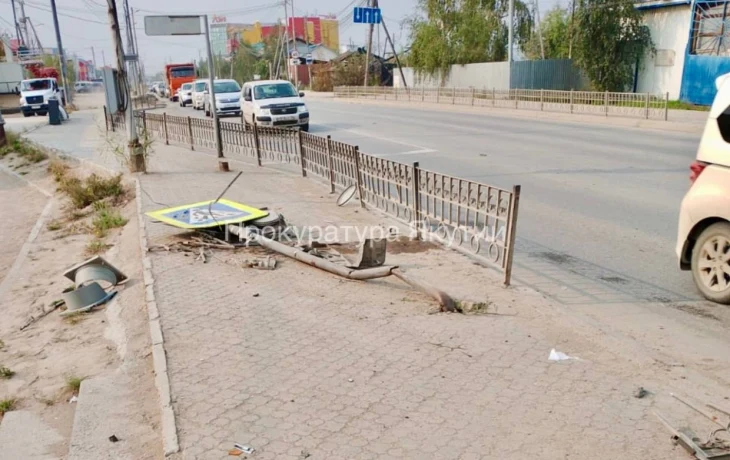 В Якутске женщина-водитель снесла ограждение и дорожный знак на улице: Подан иск о возмещении ущерба