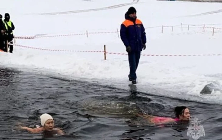 Якутские моржи открыли зимний купальный сезон