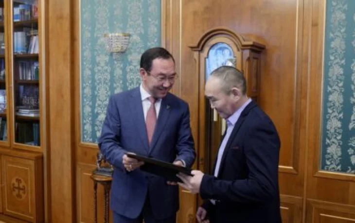Ил Дархан подарил легендарному Туте новый якутский нож