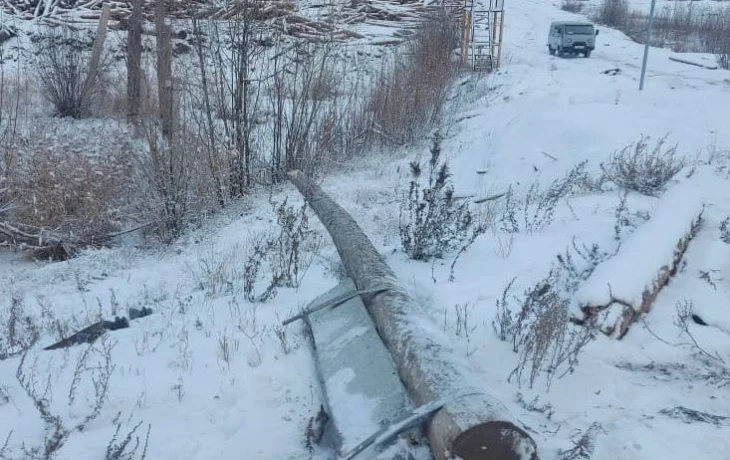 В Якутске водитель сбил опору ЛЭП и скрылся