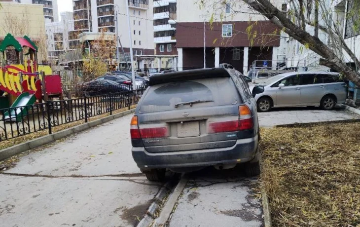 В Якутске водитель нарушил правила остановки на тротуаре