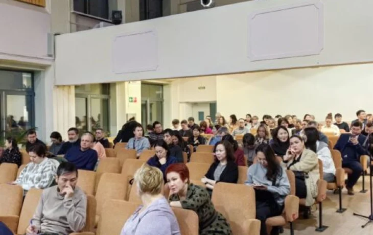Мэр Якутска не побоялся прийти на разгоряченное собрание родителей