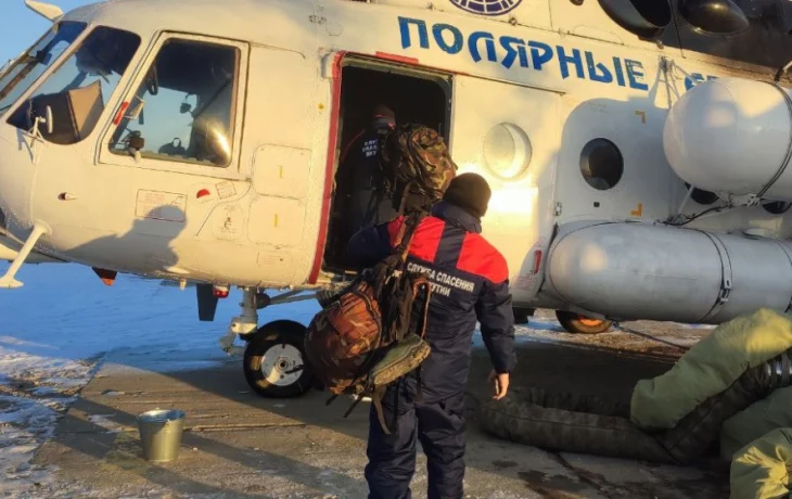 На поиски пропавших рыбаков в Алданском районе из Якутска вылетел вертолет со спасателями