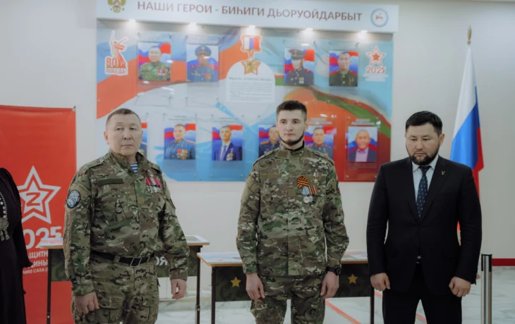В Якутской городской национальной гимназии открыли стенд героев СВО и парты героев