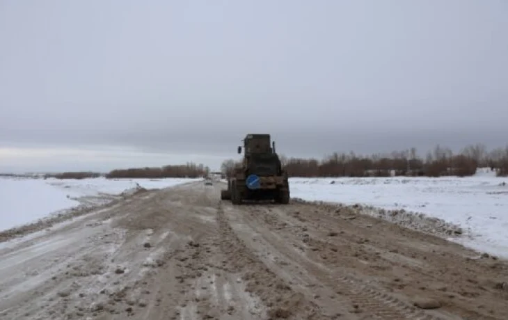 Дорожники устраивают ледовую переправу через Лену