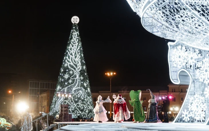 В Якутске приступят к демонтажу новогодней елки на площади Орджоникидзе