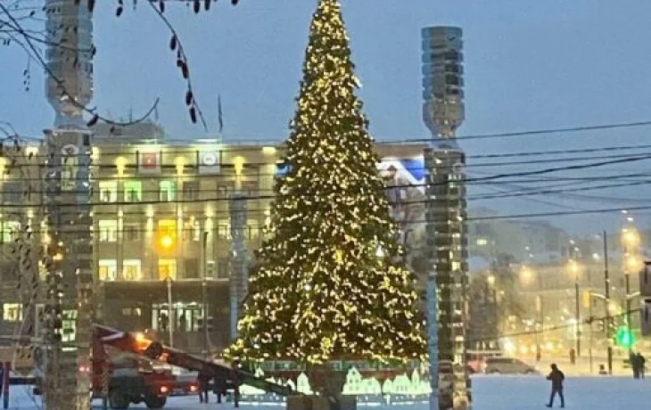 Елочка, зажгись! На площади Ленина тестировали новогоднюю иллюминацию