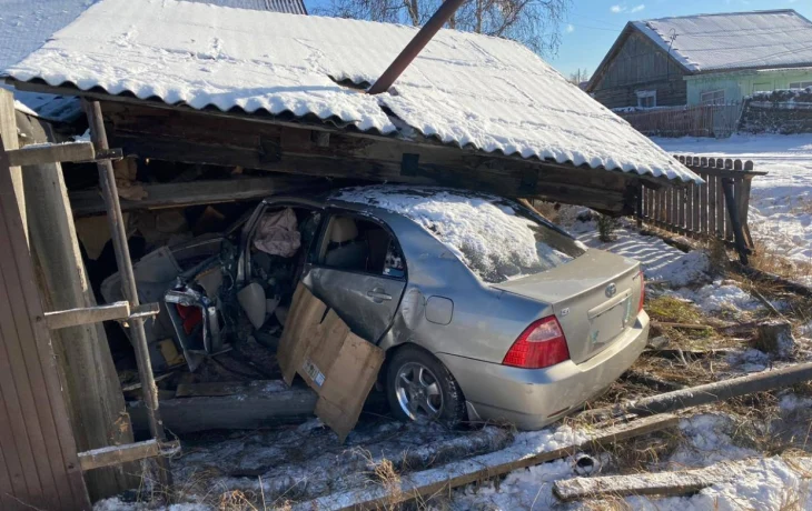 В Якутии водитель врезался в частную баню и погиб на месте