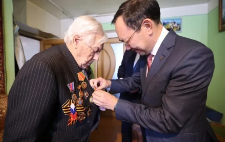 Первую медаль Победы в Якутии получил 98-летний фронтовик