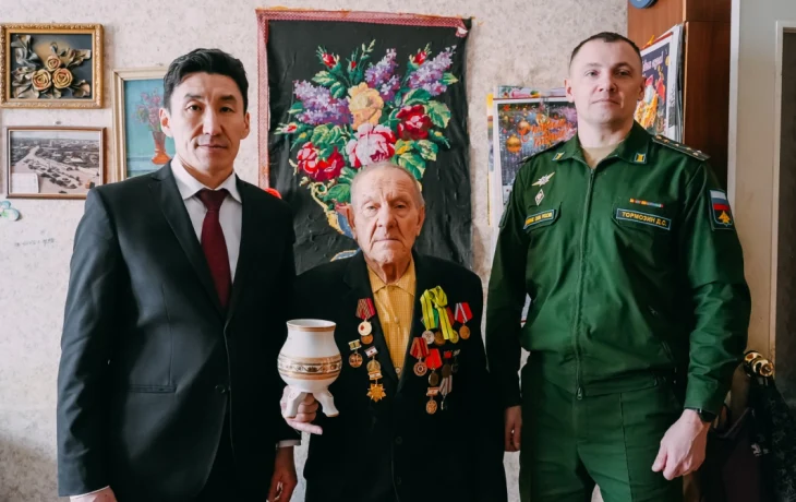 Жителю блокадного Ленинграда Анатолию Макушину вручили медаль &laquo;80 лет Победы в Великой Отечественной войне 1941-1945 гг.&raquo;