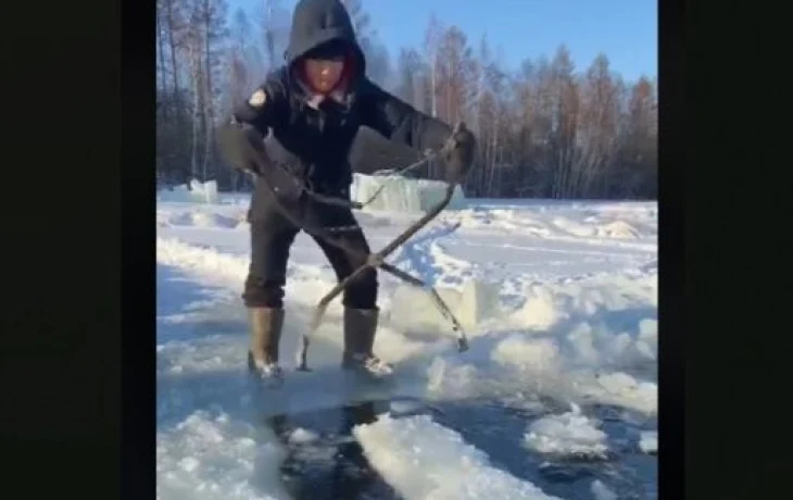 Видео: Маленький да удаленький! Шестиклассник заготавливает лед