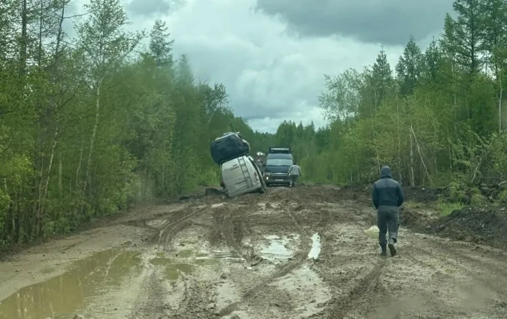 Движение затруднено на участке трассы &laquo;Амга&raquo; из-за проливных дождей