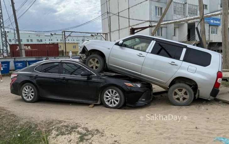 В Якутске пьяный водитель &laquo;припарковал&raquo; Probox на крыше Camry