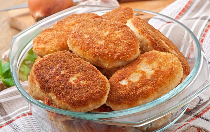 Куриные котлеты: получаются румяными снаружи, но сочными и мягкими