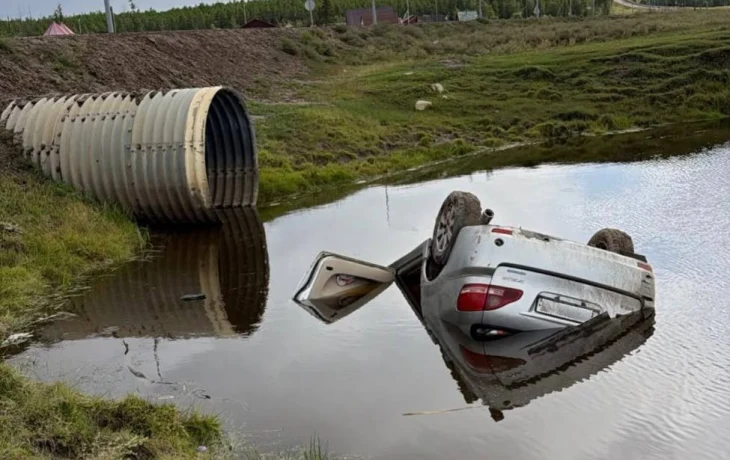В Усть-Алданском районе автомобиль опрокинулся в водоем: две пассажирки погибли