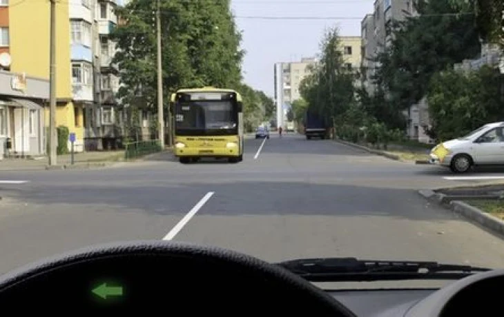 Головоломка на перекрёстке &mdash; очень жизненно выглядит: на экзамене по ПДД ошиблись те 84%, кто учёл только одно правило, забыв о втором