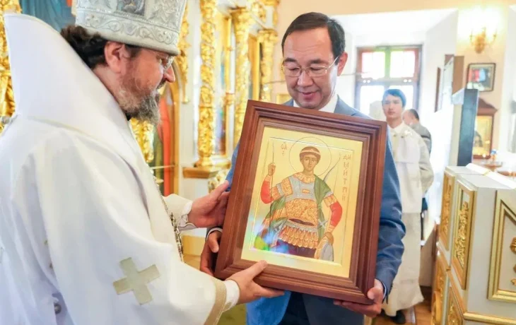 Айсен Николаев передал Архиепископу Якутскому и Ленскому Роману икону Великомученика Димитрия Солунского