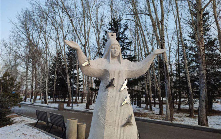 В Красноярке установили арт-объект, созданный скульптором из Якутии