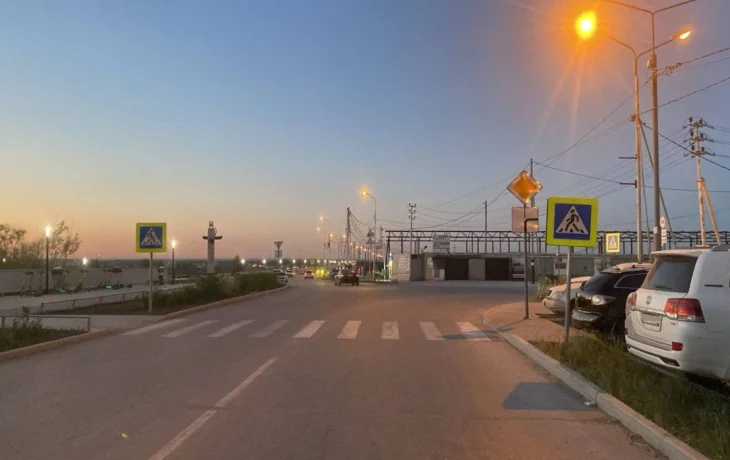 В Якутске водитель электросамоката сбил трёх пешеходов на переходе и скрылся: пострадала девочка