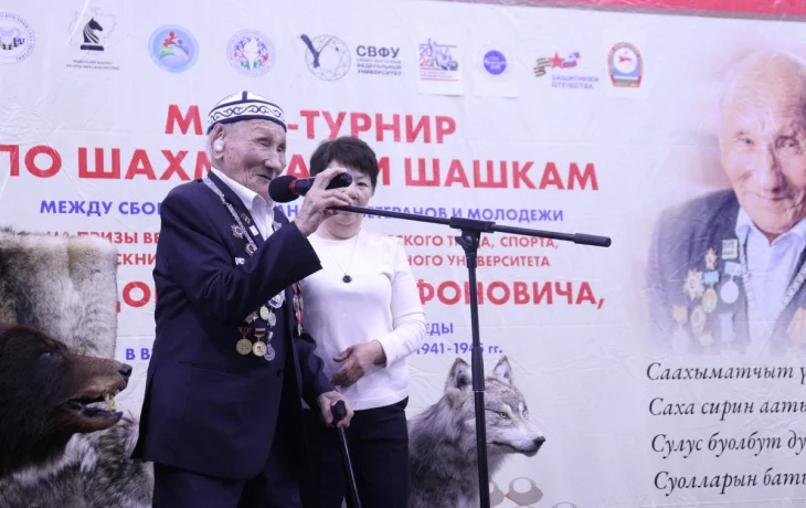 На призы 102-летнего ветерана Наума Слепцова провели матч-турнир по шахматам и шашкам