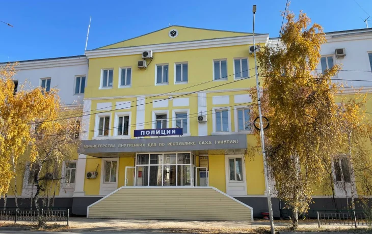 Якутянка сбросила банку с окурками с балкона на чужую машину и попала под статью УК