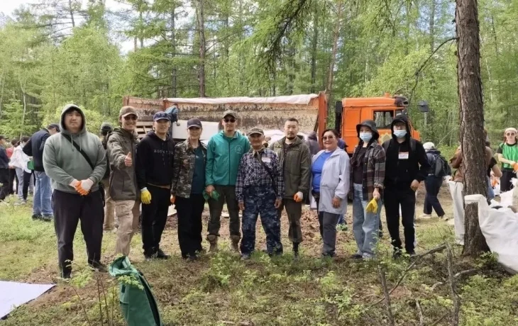 На Вилюйском тракте волонтеры собрали грузовик мусора