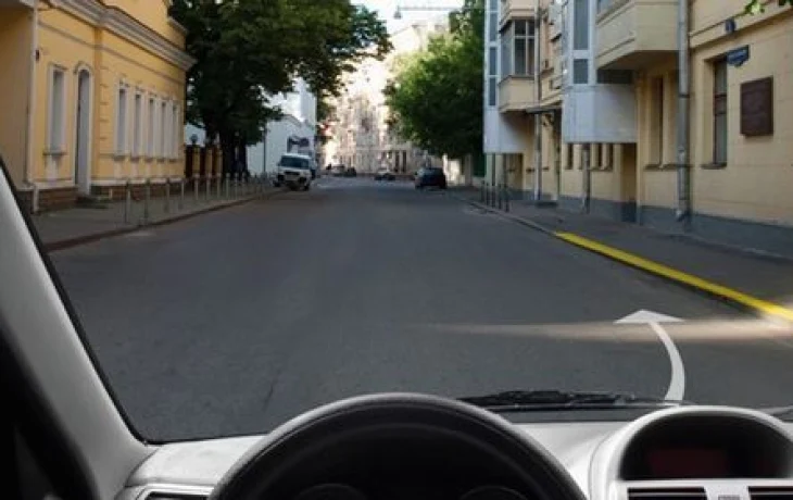 Ловушка для невнимательных: можно ли остановиться на жёлтой линии у бордюра &mdash; 28% ответили неверно на экзамене по ПДД