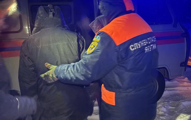 В Якутии спасатели нашли на Вилюйском тракте заблудившихся мужчину и женщину с признаками переохлаждения и обморожения