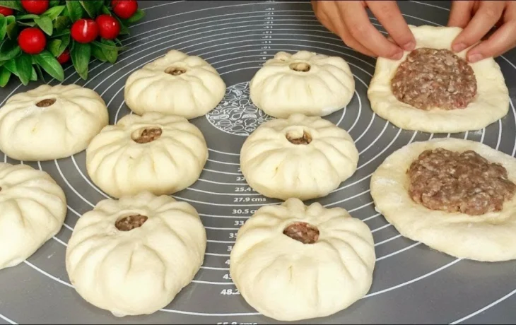 Круче привычных беляшей: готовим ленивые мясные пирожки под сырной шапкой за 25 минут