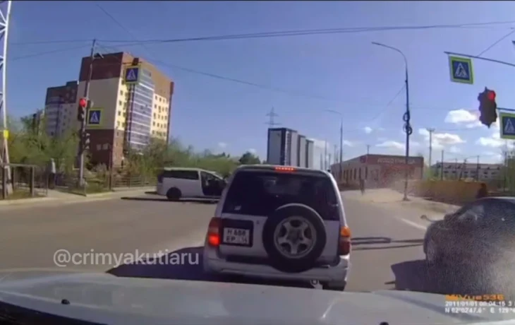 В Якутске ребёнок сел за руль автомобиля, пока отец был в магазине: машина врезалась в столб