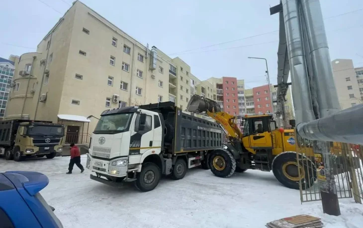 В Якутске сотрудники &laquo;Главстроя&raquo; вывезли 120 кубометров снега со дворов семей участников СВО