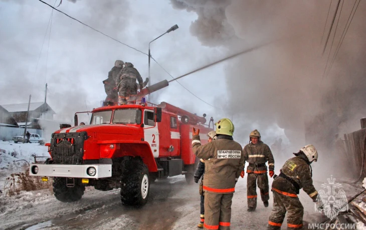 В Верхневилюйске на пожаре пострадали мужчина и женщина