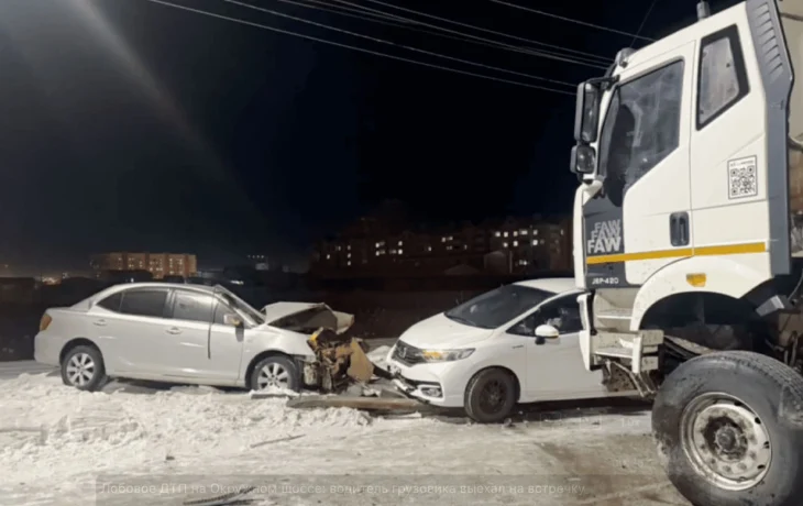 В Якутске на Окружном шоссе столкнулись три машины, есть пострадавшие