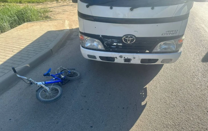 В Якутске 5-летний велосипедист получил тяжелые травмы, попав под колеса автомобиля