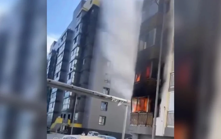 Видео: пожар в жилом доме в Якутске повредил два балкона