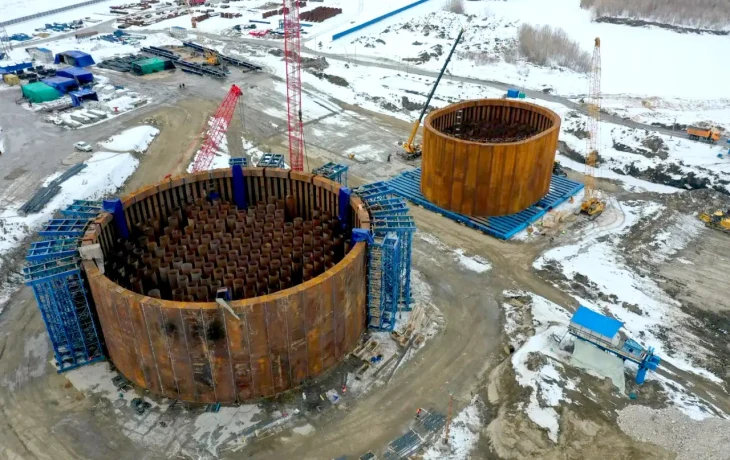 На стройке Ленского моста в Якутии собрали второй коффердам