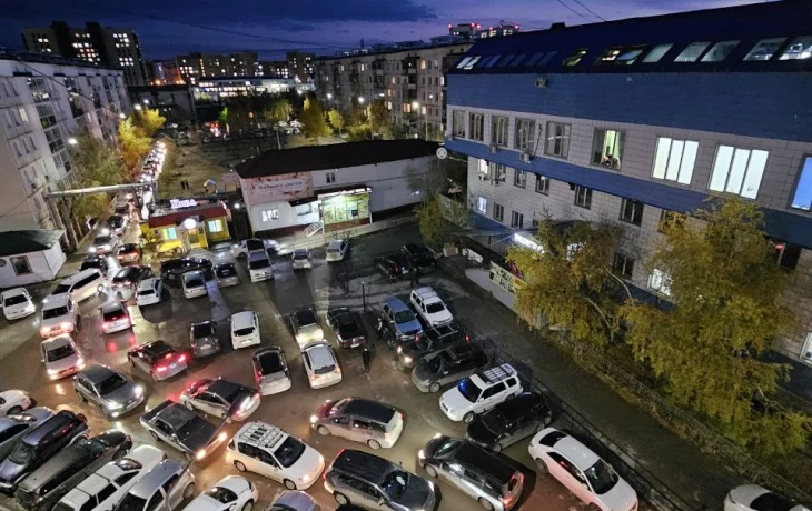 Письмо в редакцию: "В Якутске владельцы административного здания мешают нормальному проезду во дворе"